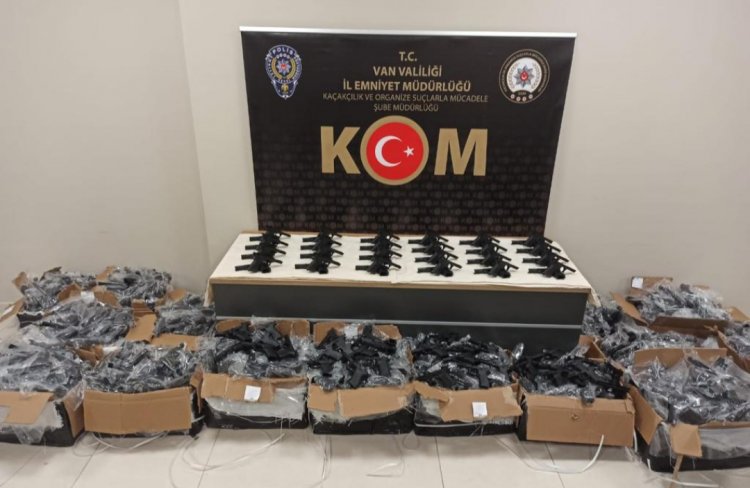 Van Emniyet Müdürlüğü Ekiplerince Gerçekleştirilen Operasyonda Gümrük Kaçağı Ürünler Ele Geçirildi