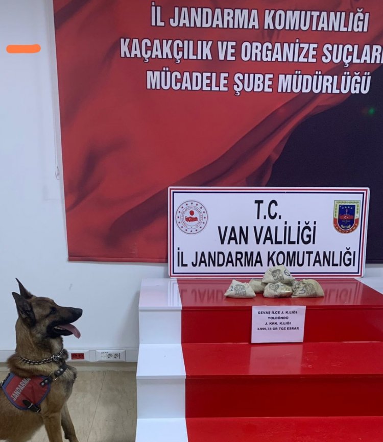 VAN'DA ŞÜPHELİ DURDURULAN ARAÇTA YAKLAŞIK 4 KG ESRAR ELE GEÇİRİLDİ!