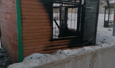 BELEDİYEYE AİT GÜVENLİK KULÜBESİNİ ATEŞE VERDİLER!