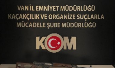 VAN'DA 2 ŞAHISIN ADRESİNDE ONLARCA SUÇ UNSURU MALZEME ELE GEÇİRİLDİ