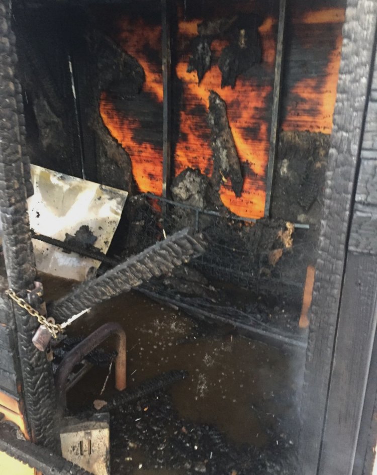 BELEDİYEYE AİT GÜVENLİK KULÜBESİNİ ATEŞE VERDİLER!