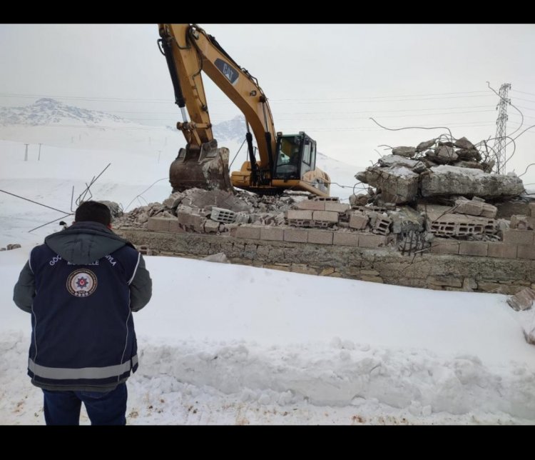 VAN İL EMNİYET MÜDÜRLÜĞÜ ŞOK EVLERİ YIKTI!