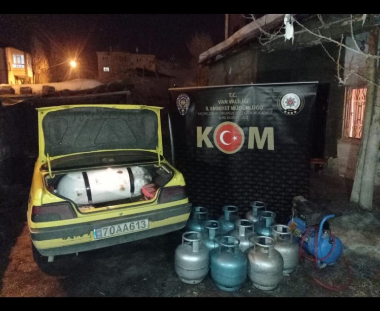 VAN'DA YÜZLERCE GÜMRÜK KAÇAĞI MALLARI ELE GEÇİRİLDİ!