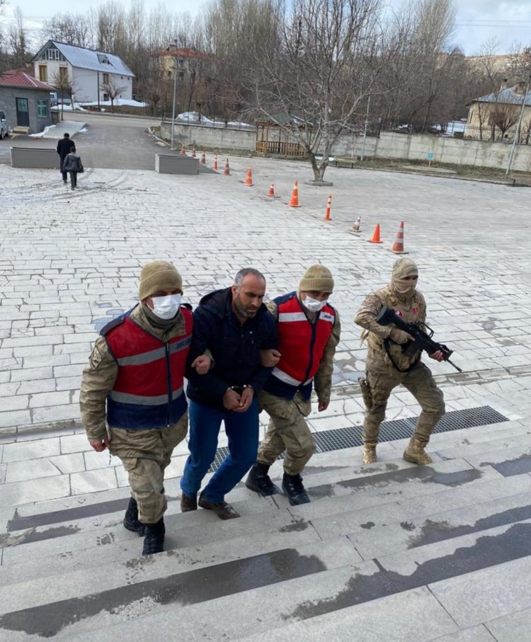 VAN GEVAŞ'TA METRUK BİR EVDE 85 GÖÇMEN YAKALANDI