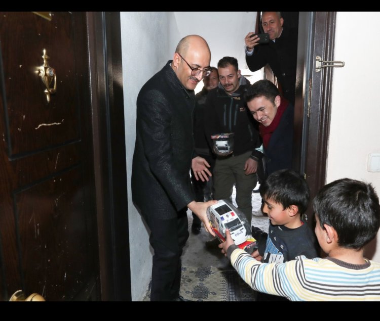 İPEKYOLU BELEDİYE BAŞKAN VEKİLİ AYDIN EVİ YANAN AİLELERİ YALNIZ BIRAKMADI!