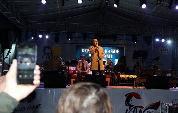 VAN SHOPPİNG FEST PROGRAMININ BUGÜNKÜ KONUKLARI DENGBÊJLER OLDU!