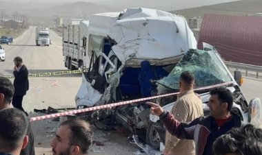 VAN'DA TEKSTİL İŞÇİLERİNİ TAŞIYAN ARAÇ BÜYÜK KAZA YAPTI!