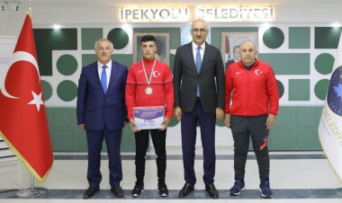 AVRUPA 3.SÜ VAN'IN GURURU OLAN SPORCUYU BAŞKAN V. AYDIN MAKAMINDA KABUL ETTİ!