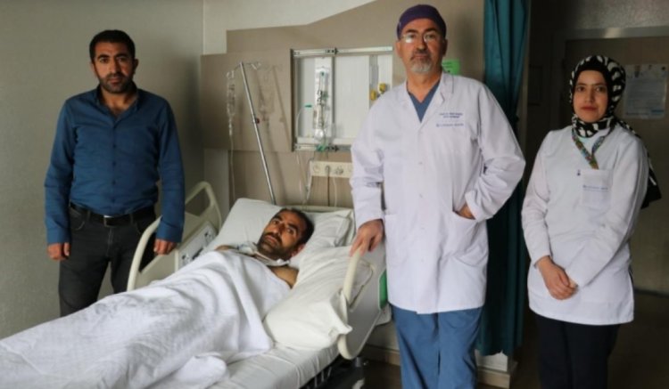 VAN'DA KASIĞINDAN KESİCİ ALETLE YARALANAN GENCİ, 15 ÜNİTE KAN İLE YAŞAMA TUTUNDURDULAR