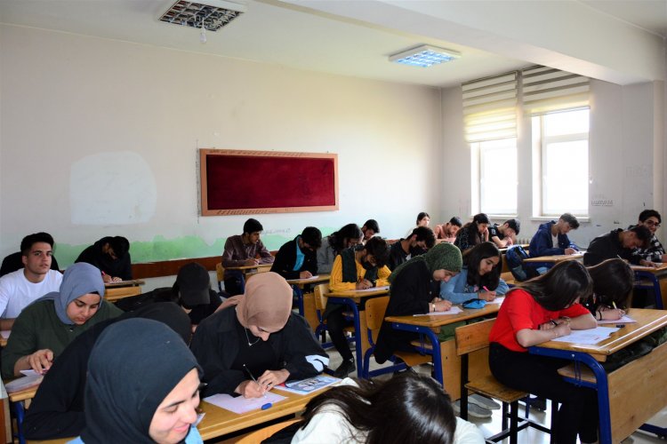 TUŞBA BELEDİYESİ EĞİTİME DESTEKLERİNİ SÜRDÜRÜYOR: ÖĞRENCİLERE TYT DENEMESİ!