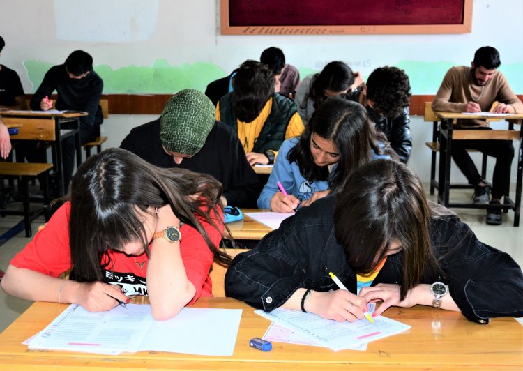 TUŞBA BELEDİYESİ EĞİTİME DESTEKLERİNİ SÜRDÜRÜYOR: ÖĞRENCİLERE TYT DENEMESİ!