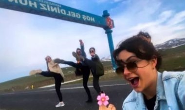 KÜRTÇE TABELA ÖNÜNDE YAKIŞIK OLMAYAN EL HAREKETİ YAPAN ÖĞRETMENLERE SORUŞTURMA!