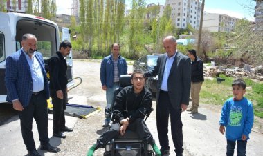TUŞBA BELEDİYESİ ENGELLİLER HAFTASINDA AKÜLÜ TEKERLEKLİ SANDALYE HEDİYE ETTİ