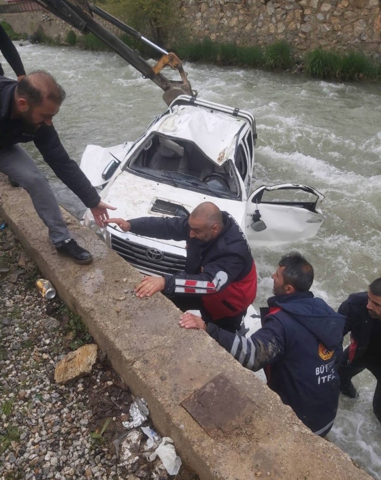 VAN'IN ÇATAK İLÇESİNDE KAMYONET DEREYE UÇTU!