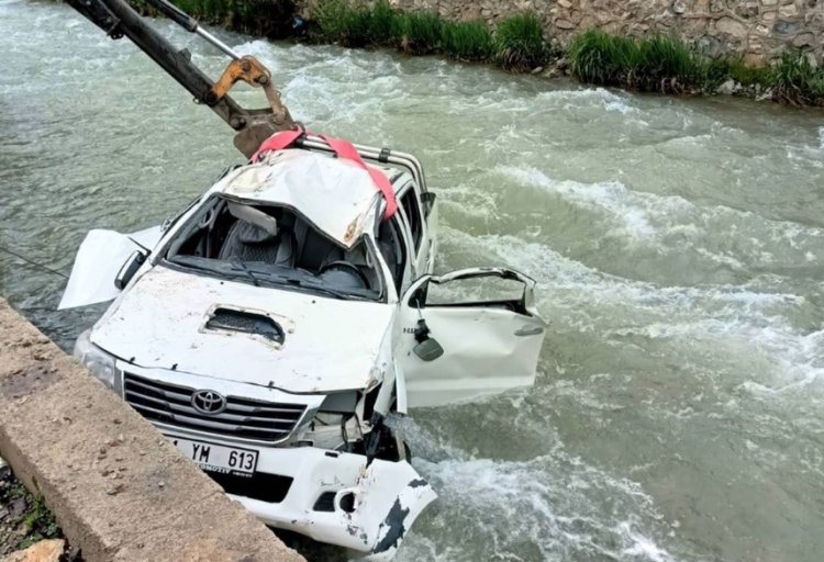 VAN'IN ÇATAK İLÇESİNDE KAMYONET DEREYE UÇTU!
