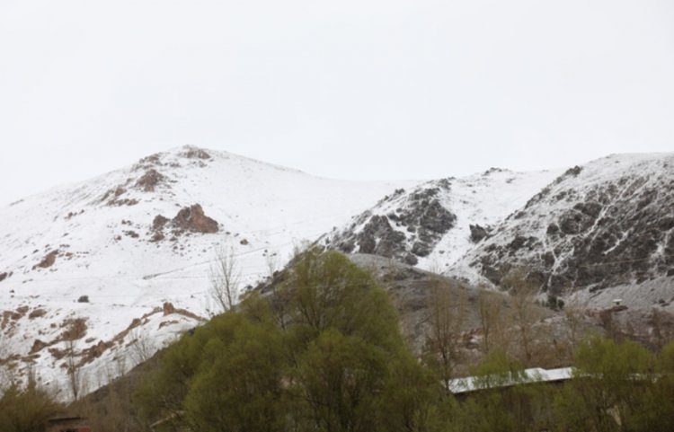 VAN'IN İKİ İLÇESİNDE MAYIS'TA KAR YAĞIŞI YAŞANDI!