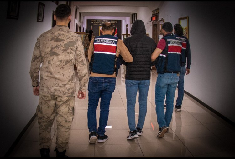 VAN'DA NİSAN AYINDA TERÖR ÖRGÜTLERİNE YAPILAN OPERASYONLARDA ONLARDA MALZEME ELE GEÇİRİLDİ!