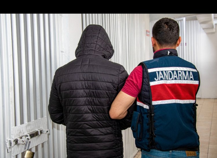 VAN'DA NİSAN AYINDA TERÖR ÖRGÜTLERİNE YAPILAN OPERASYONLARDA ONLARDA MALZEME ELE GEÇİRİLDİ!