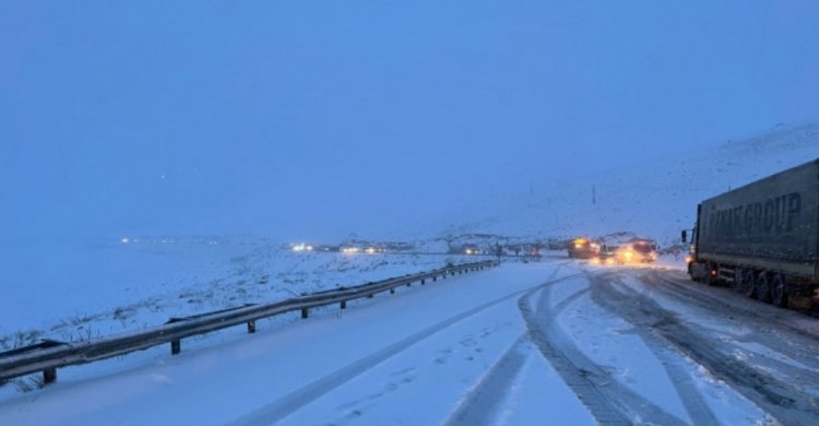 VAN-BAŞKALE KARAYOLU ANİDEN BASTIRAN KAR NEDENİYLE ULAŞIMA KAPANDI!