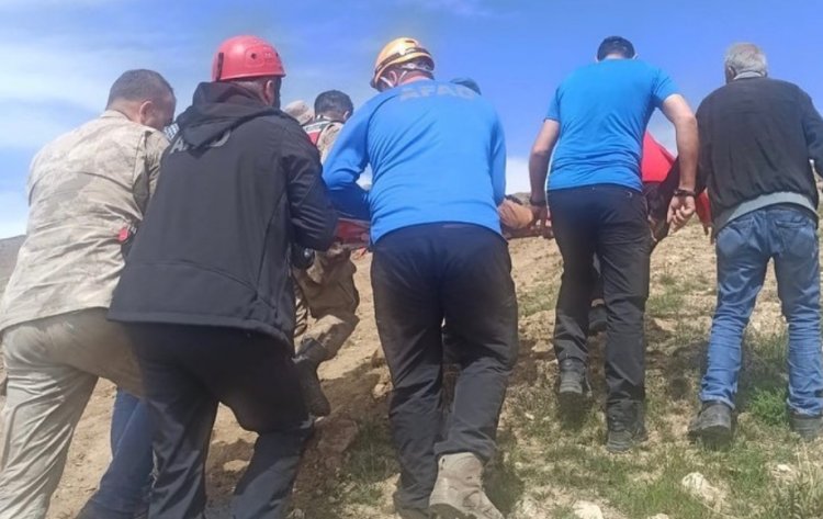 VAN'IN TUŞBA İLÇESİNDE YOL ÇALIŞMASI SONUCU İŞ MAKİNESİ UÇURUMDAN DÜŞTÜ: 2 YARARLI!