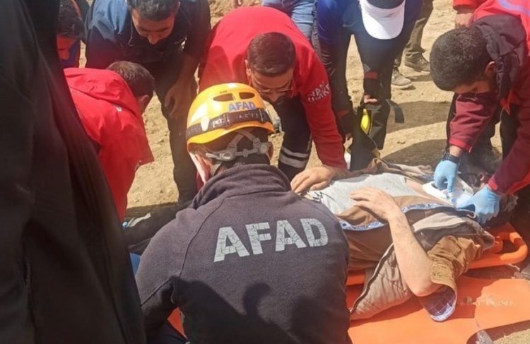 VAN'IN TUŞBA İLÇESİNDE YOL ÇALIŞMASI SONUCU İŞ MAKİNESİ UÇURUMDAN DÜŞTÜ: 2 YARARLI!