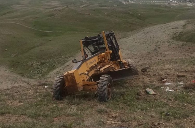 VAN'IN TUŞBA İLÇESİNDE YOL ÇALIŞMASI SONUCU İŞ MAKİNESİ UÇURUMDAN DÜŞTÜ: 2 YARARLI!