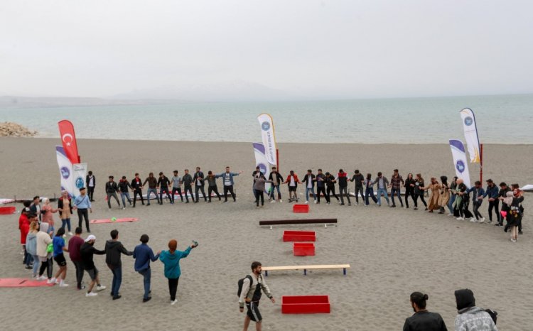 VAN'IN ÜNİVERSİTE KAMPÜSÜNDE UNİVİVOR YARIŞMASI DÜZENLENDİ