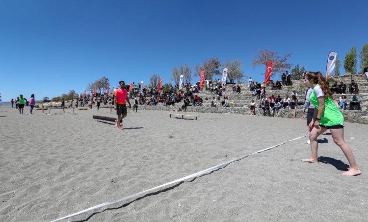 VAN'IN ÜNİVERSİTE KAMPÜSÜNDE UNİVİVOR YARIŞMASI DÜZENLENDİ