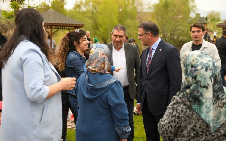 VAN VALİSİ OZAN BALCI, BALIKLARIN GÖÇÜNDE VANLILARIN SICAK KARŞILANMASIYLA  KARŞILAŞTI!