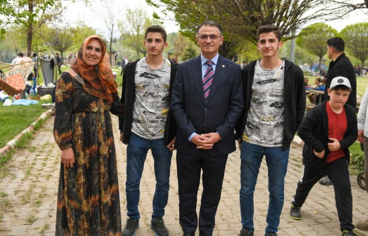 VAN VALİSİ OZAN BALCI, BALIKLARIN GÖÇÜNDE VANLILARIN SICAK KARŞILANMASIYLA  KARŞILAŞTI!