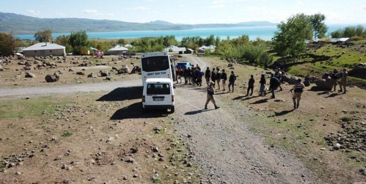 VAN'DA BİR DÜZENSİZ GÖÇMEN KAÇAKÇILIĞI DAHA: 28 KİŞİ YAKALANDI!