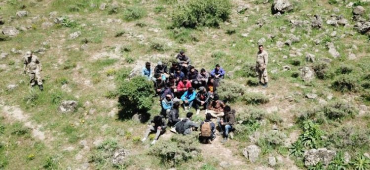 VAN'DA BİR DÜZENSİZ GÖÇMEN KAÇAKÇILIĞI DAHA: 28 KİŞİ YAKALANDI!