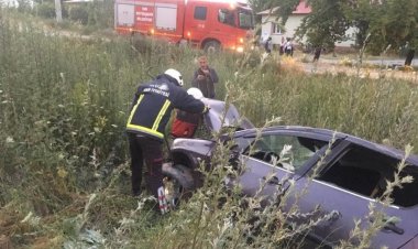 VAN'DA ARAÇ ŞARAMPOLE YUVARLANDI: 3 KİŞİ YARALANDI