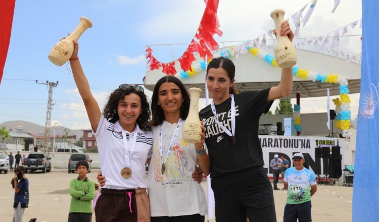 VAN BÜYÜKŞEHİR BELEDİYESİ ‘1. VAN DENİZİ YARI MARATONU’ KOŞUSU GERÇEKLEŞTİRİLDİ!
