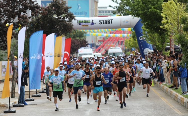 VAN BÜYÜKŞEHİR BELEDİYESİ ‘1. VAN DENİZİ YARI MARATONU’ KOŞUSU GERÇEKLEŞTİRİLDİ!