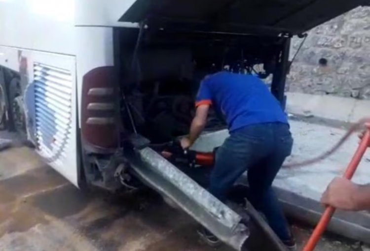 BİTLİS'TE OTOBÜS BARİYERLERE ÇARPARAK DURDU!