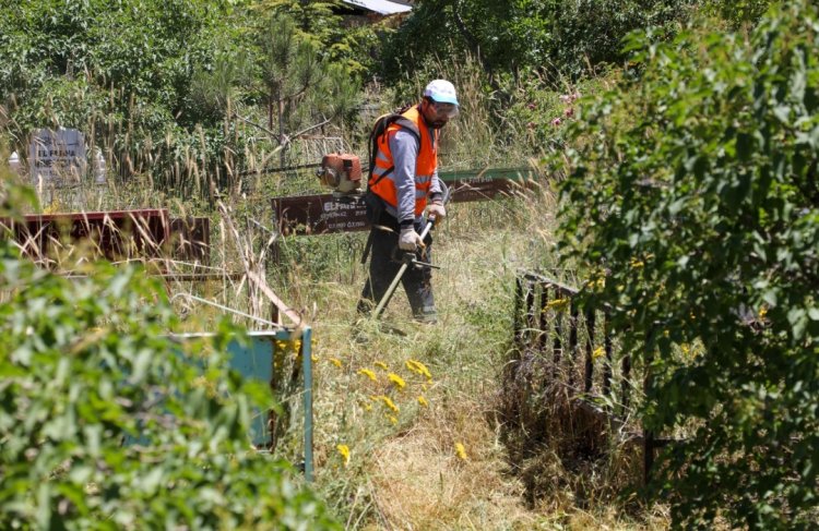 VAN BÜYÜKŞEHİR BELEDİYESİ  BAYRAM ÖNCESİ MEZARLIKLARDA TEMİZLİK YAPTIRDI