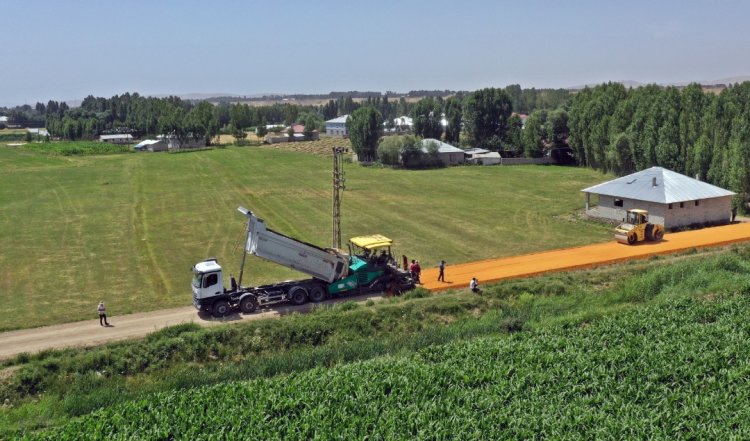 BÜYÜKŞEHİR, ERCİŞ’TE 22 KİLOMETRE ASFALT YAPIYOR!