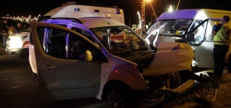 VAN'IN GEVAŞ İLÇESİNDE TRAFİK KAZASI: 1 ÖLÜ 14 YARALI!