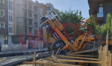 VAN'IN İPEKYOLU İLÇESİNDE VİNÇ DEVRİLDİ!