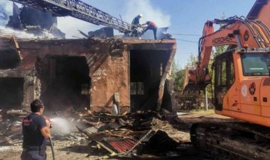 VAN'IN ERCİŞ İLÇESİNDE ATIL DURUMDAKİ BİNA YIKIM ESNASINDA YANGIN ÇIKTI! 