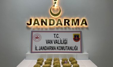 VAN BAŞKALE KIRSALINDA MENFEZE GİZLENMİŞ 9 KİLO 317 GRAM  ESRAR BULUNDU!