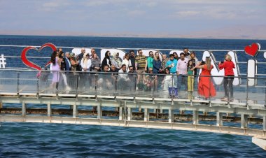 BU KRİZDE İRANLI TURİSTLER VAN'A AKIN EDİYOR!