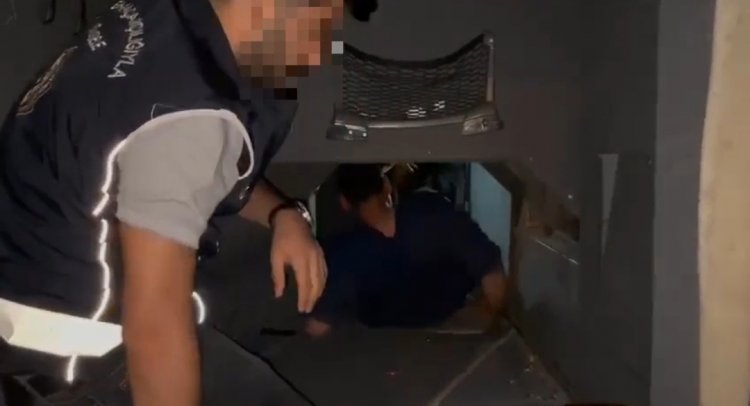 VAN'DA KAÇAK GÖÇMENLER, OTOBÜSTEKİ GİZLİ BÖLMEDE PES DEDİRTTİ