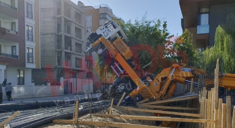 VAN'IN İPEKYOLU İLÇESİNDE VİNÇ DEVRİLDİ!