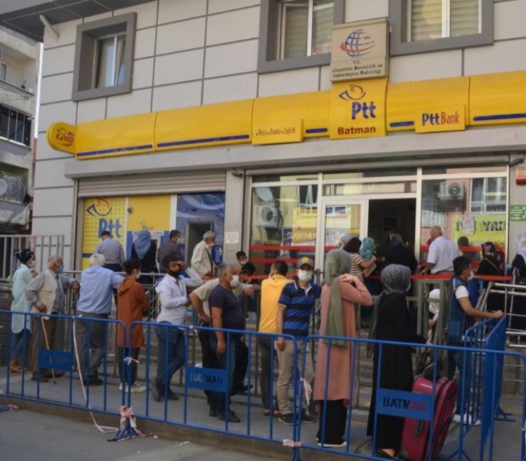 PTT KUYRUKLARINDA VATANDAŞLAR PERİŞAN DURUMDA!