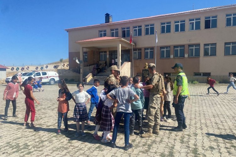 VAN'DA JANDARMA EKİPLERİ ÇOCUKLAR İÇİN KONTROLDEYDİ!