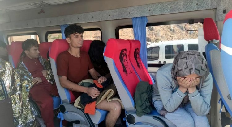 ÇANAKKALE'DE DÜZENSİZ GÖÇMENLERİN BULUNDUĞU BOT BATTI: 4'Ü ÇOCUK 6 ÖLÜ!