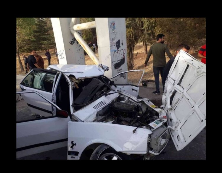 KONTROLDEN ÇIKAN ARAÇ ÜST GEÇİTE ÇARPTI: 2 YARALI 