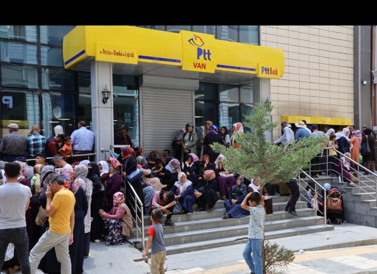 SABAH GAZETESİ YAZARI YAVUZ DONAT: PTT ÖNÜNDEKİ İNSAN ÇİLESİNİ KÖŞESİNE TAŞIDI!